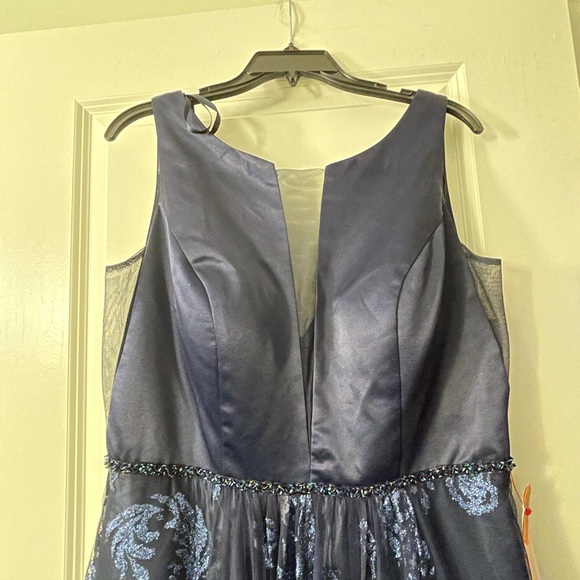 Prom/evening gown - Picture 2 of 7